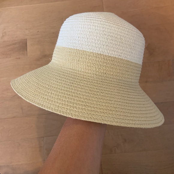SOLD Wide brimmed sun hat - Picture 2 of 2